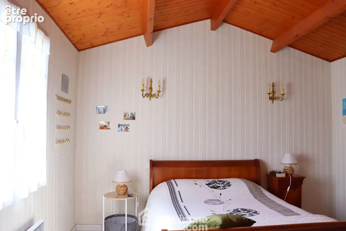 Chambre avec plafond rampant.