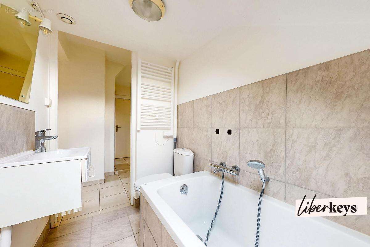 A vendre - Appartement deux pièces avec fort potentiel - rue Marius Ferrero - 74000 ANNECY - photo 9