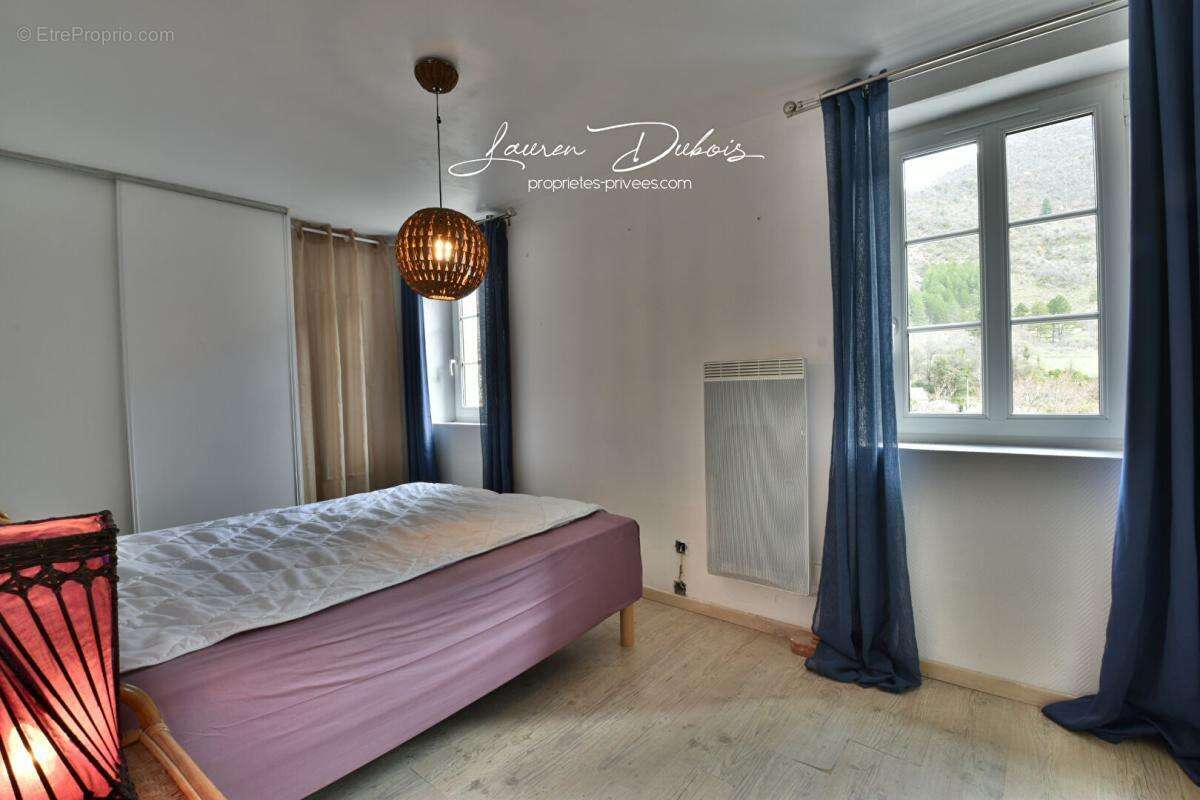 SERRES - Charmante maison de ville de 122 m² avec jardin, garages et dépendances - photo 11