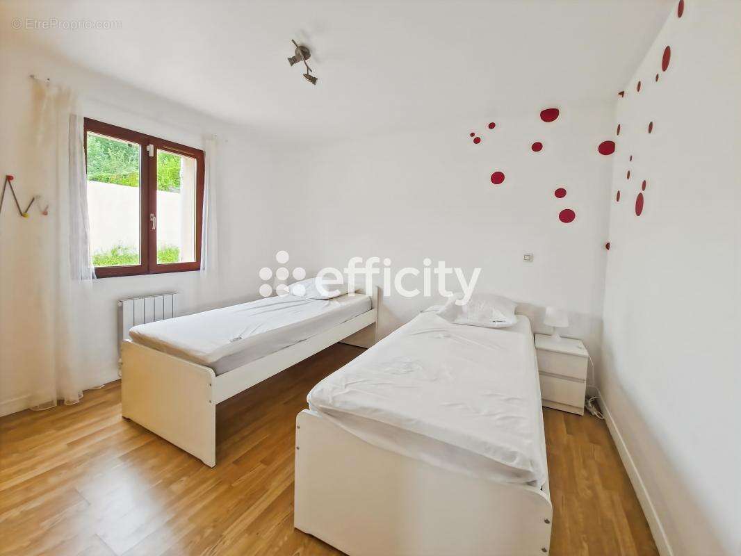 Maison à SAINT-HILAIRE-DE-LUSIGNAN