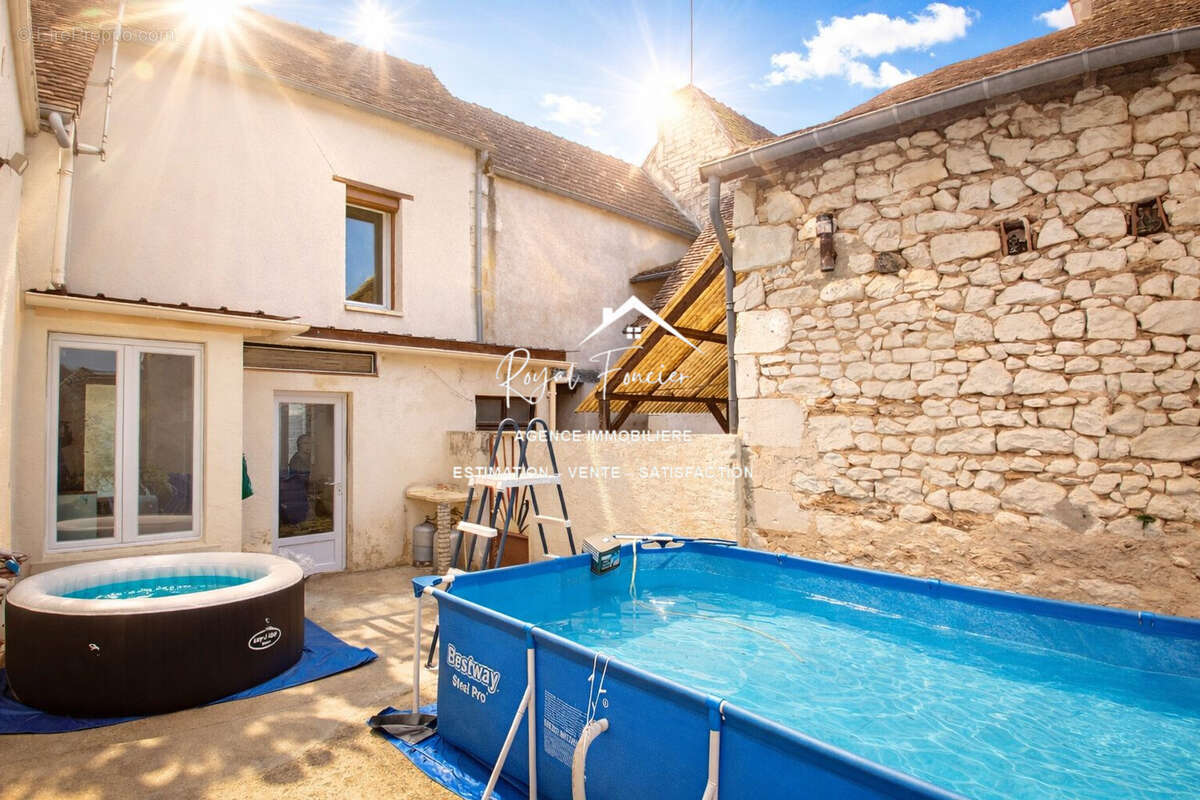 Cour avec dépendances MAISON 1 - Maison à YZEURES-SUR-CREUSE
