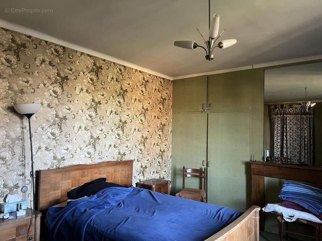 1er - Chambre n°2 - Maison à LACAPELLE-MARIVAL