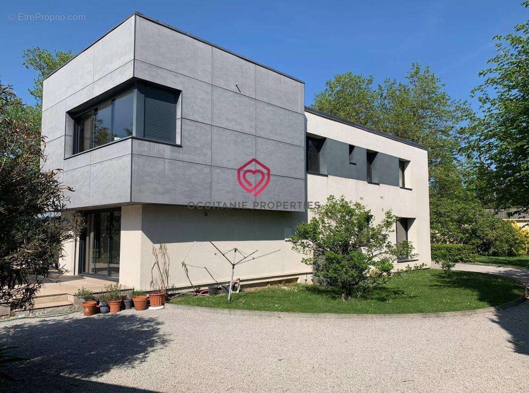Villa d’architecte rénovée avec soin, piscine, dépendances et superbe parc arboré - photo 29