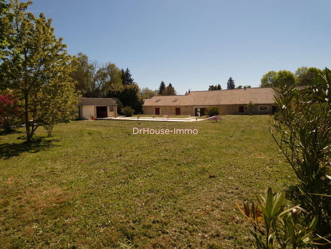 Maison à CLUSSAIS-LA-POMMERAIE
