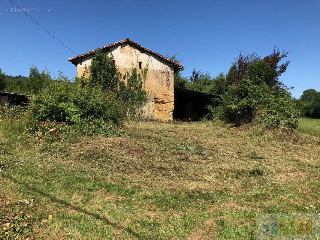 Maison ancienne avec dépendances sur un terrain de 5227 m² - photo 4