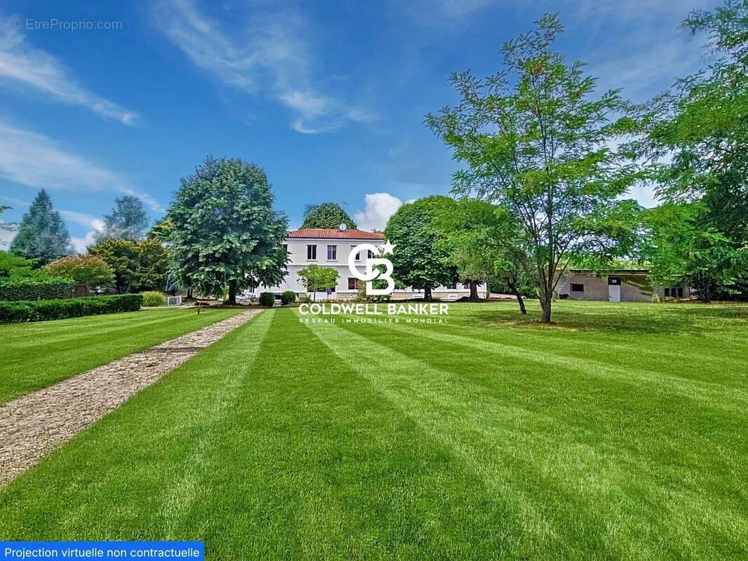 Maison à ROULLET-SAINT-ESTEPHE