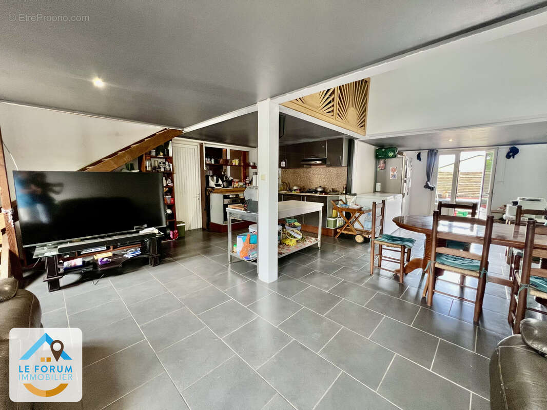 Tampon 97430 - ensemble immobilier - beaux volumes - fort potentiel - quartier prisé - photo 7