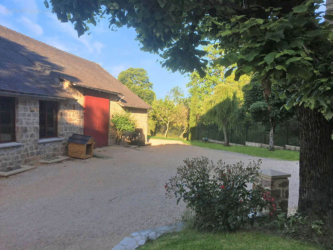 CORREZE. Proche BRIVE-LA-GAILLARDE. Maison en pierre avec 6 chambres, un gîte de 2 chambres, une grange, 2 écuries et un hangar  - photo 3