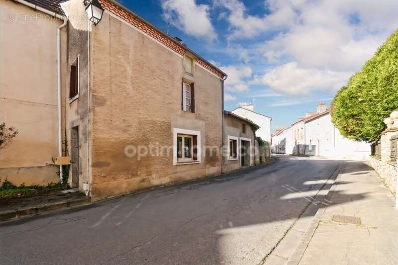 Maison à MAGNAC-LAVAL