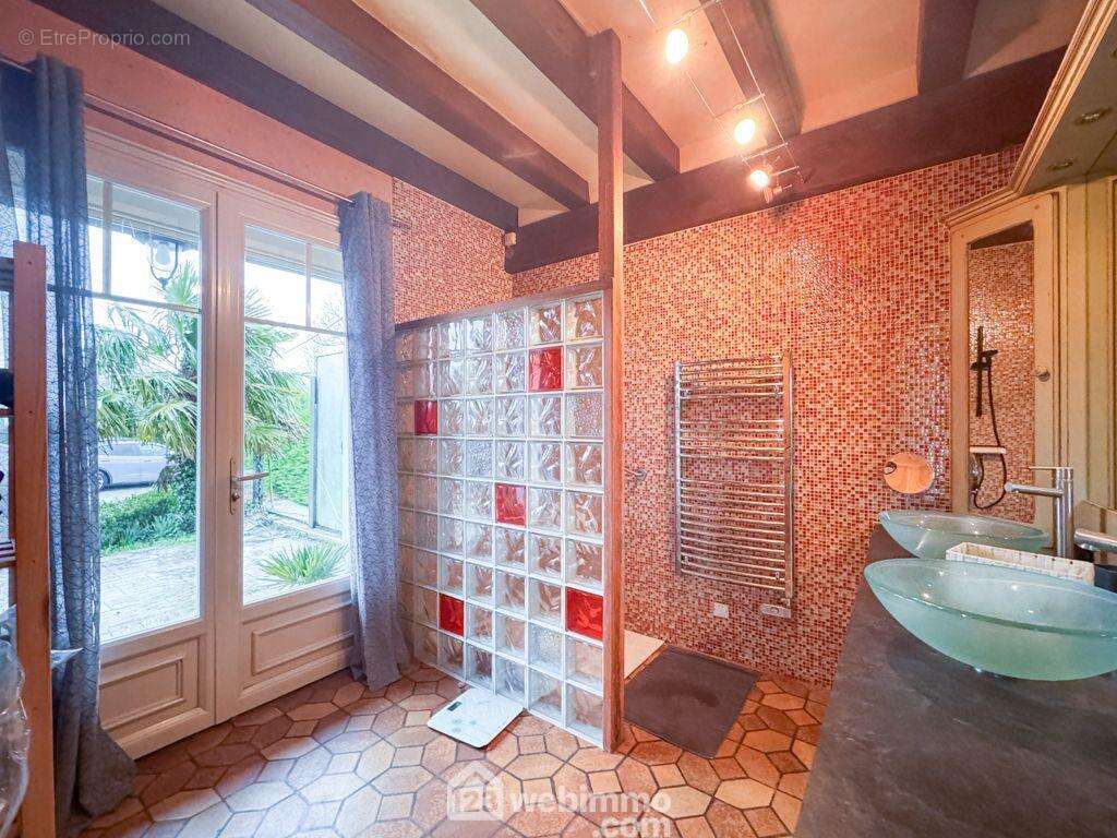 et sa salle d'eau privative - Maison à MENOMBLET