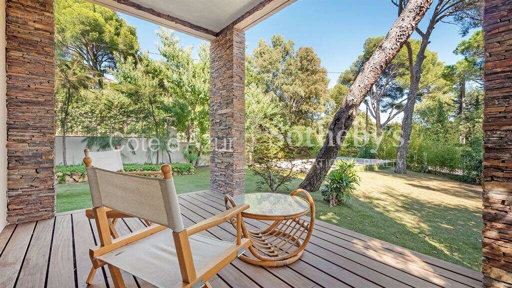 Villa contemporaine d'exception à vendre à Sainte-Maxime: 440 m², 5 chambres, proche plage et centre - photo 13
