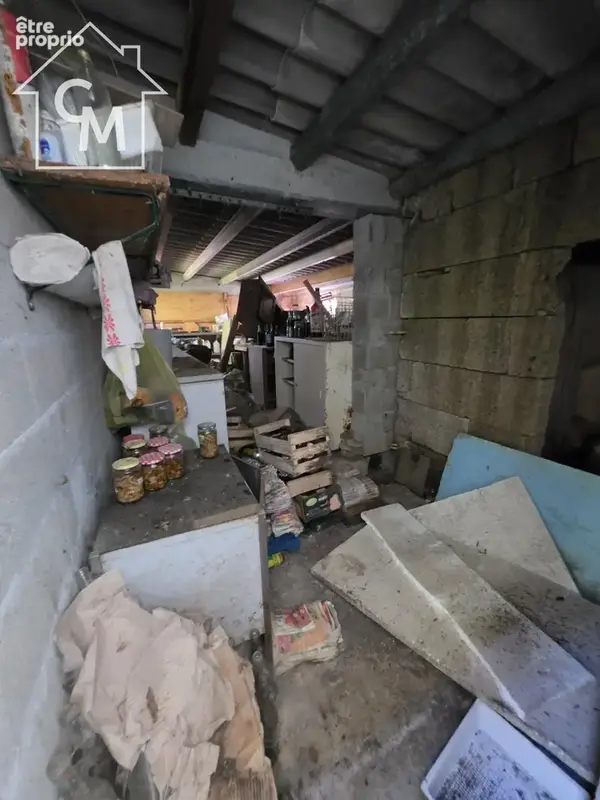 Maison à rénover entièrement avec dépendances et terrain - photo 27