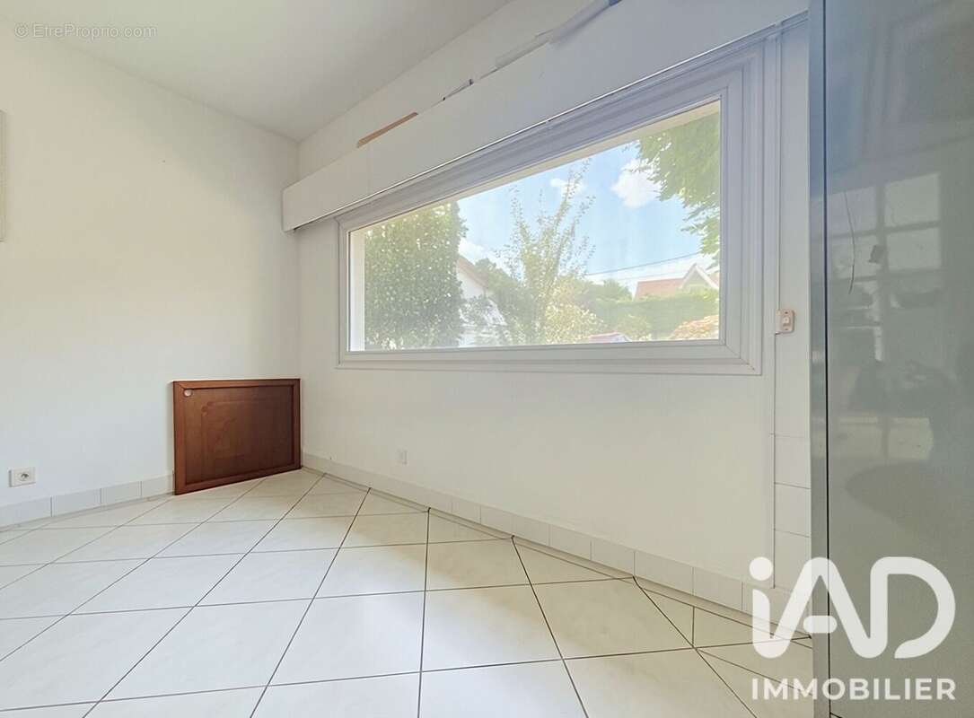 Maison 178 m² à Saint-Prix  - photo 4