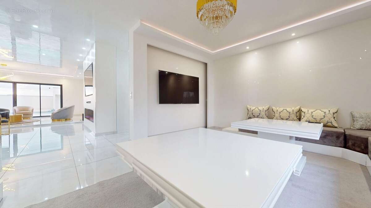 Salon TV - Maison à BERGERAC