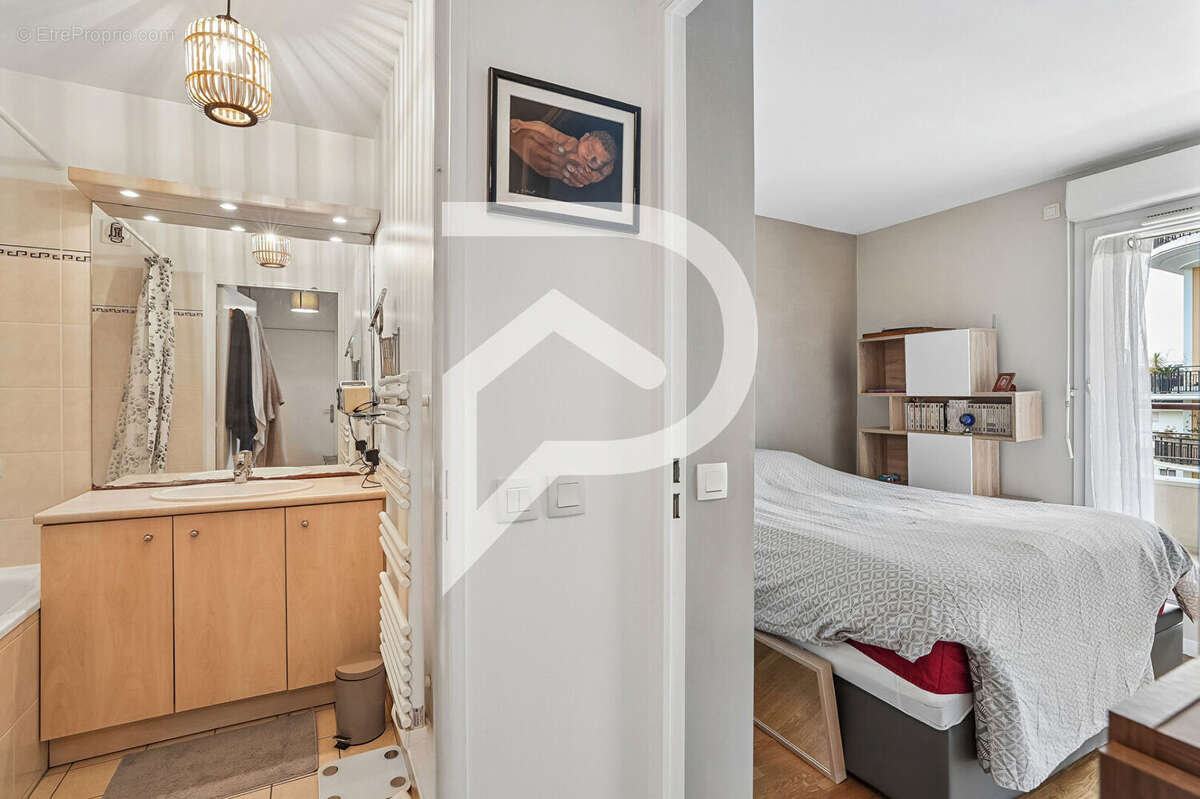 Appartement à COURBEVOIE