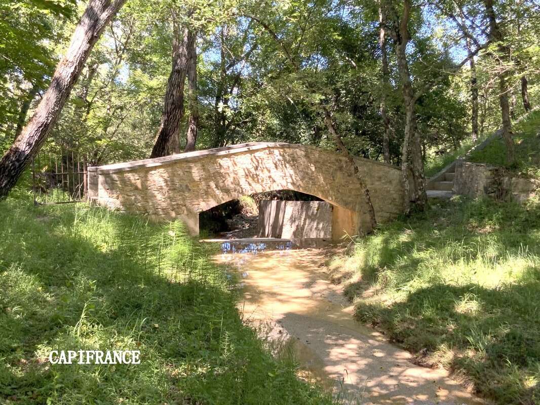 Propriété hébergement/événementiel dans le Luberon, 6,3 ha, 80 couchages, 1090 m2 - photo 2