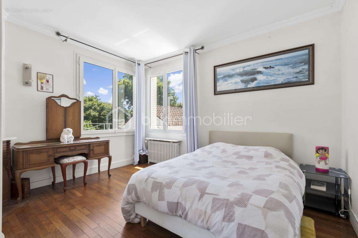 Coup de cœur pour cette maison d'architecte de 177m², située au sein d'un domaine privé sur la commune de Marnes-La-Coquette - photo 10