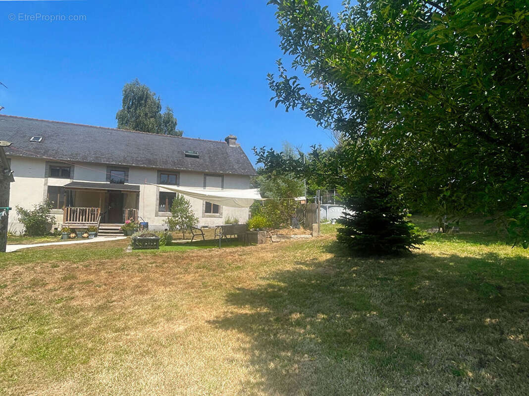 NISTÈRE: Pleyben. Ancienne école de 240 m² avec 6 chambres, jardin et garage. - photo 15