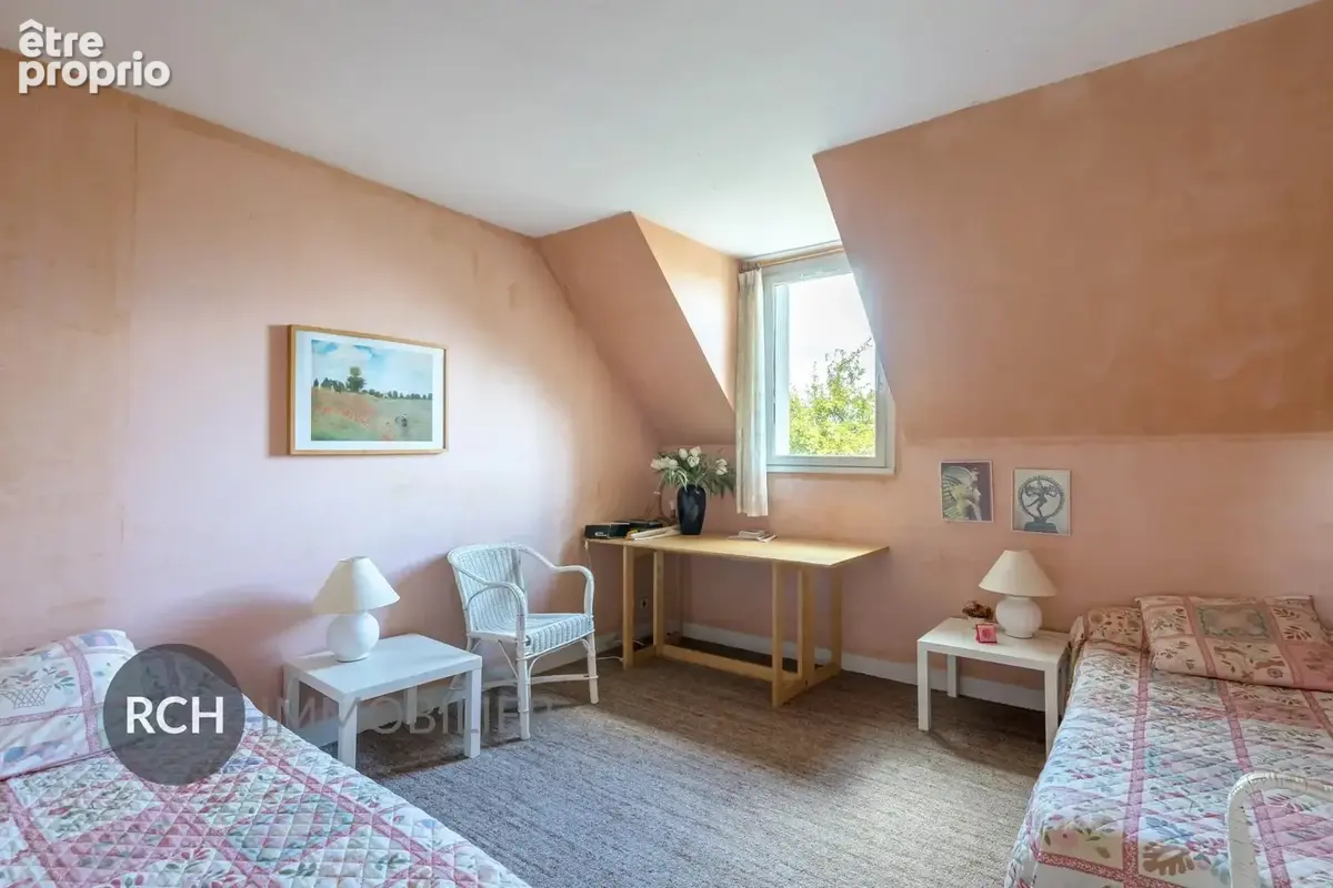 Proche Montfort-l'Amaury - Maison d'architecte baignée de lumière avec piscine chauffée et terrain arboré - photo 13