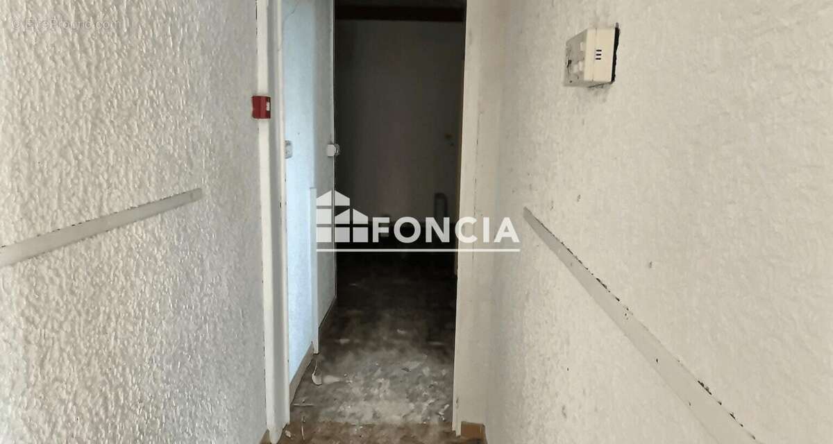 Batisse de 300 m2 sur 720 m2 de terrain - photo 6