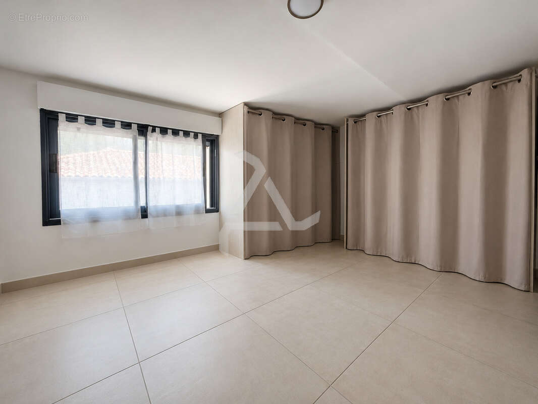 À proximité immédiate des plages et de l'aéroport de figari, maison récente avec 3 appartements - photo 17