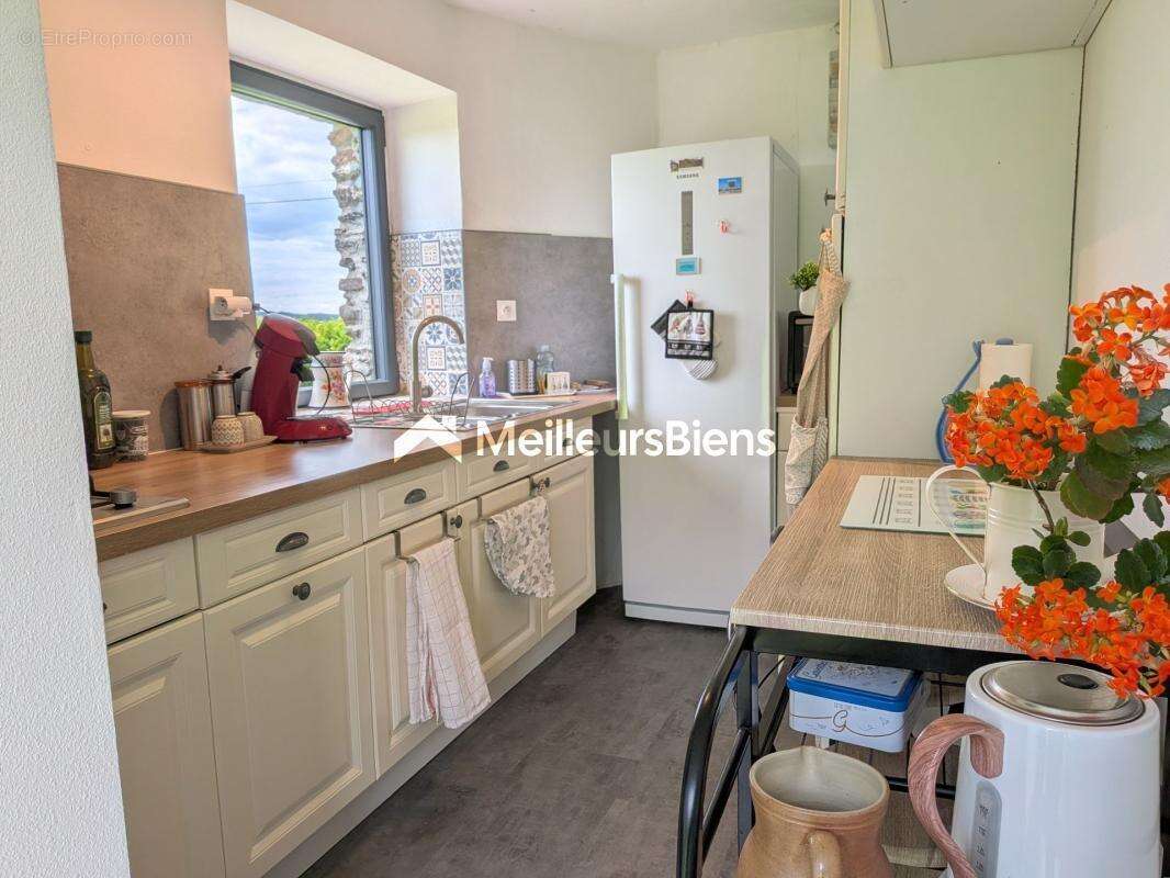 Charmante petite maison 2 chambres sur 800 m² terrain - Garage - photo 9