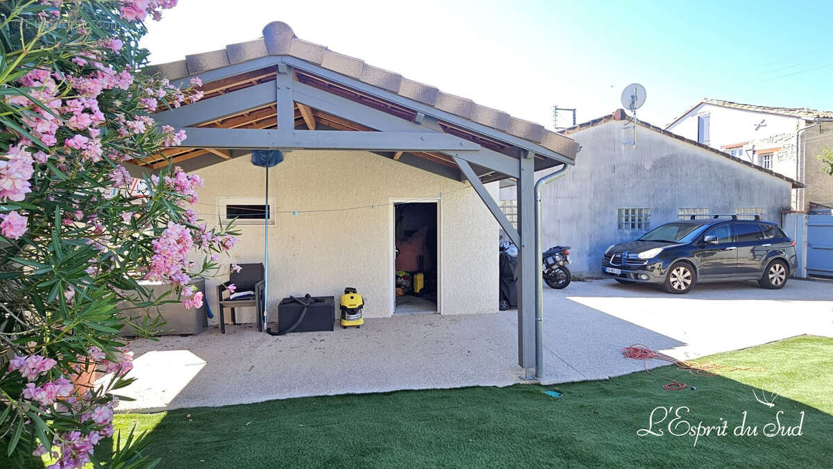 Le garage et la terrasse couverte  - Maison à RABASTENS