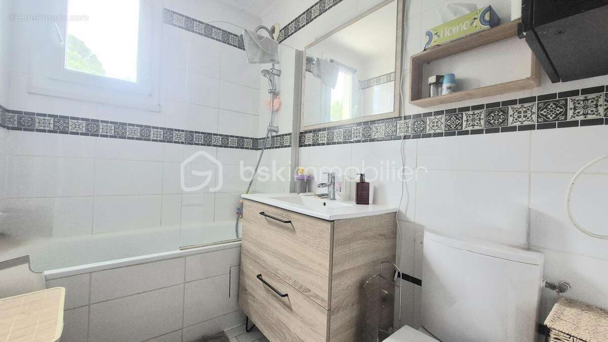 HYERES OUEST - Appartement T4 de 91 m² - Terrasse - Stationnement privatif - photo 10