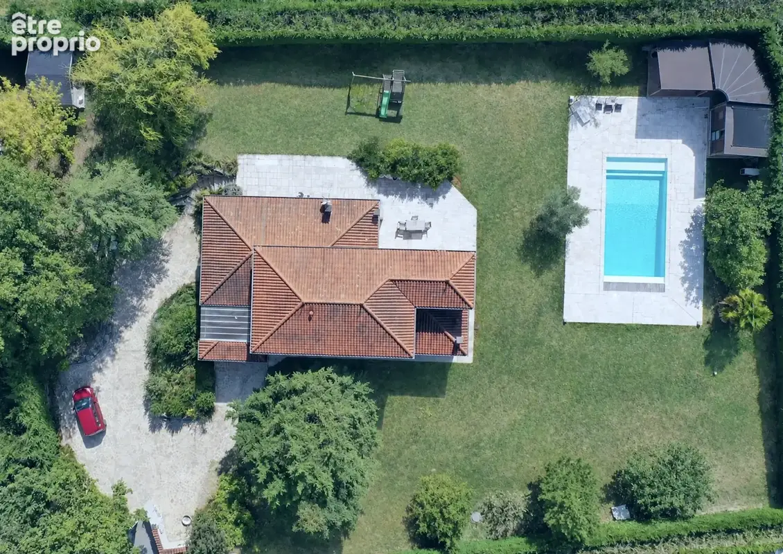 Proche commodités et calme pour cette maison climatisée avec piscine et s-sol complet - photo 3
