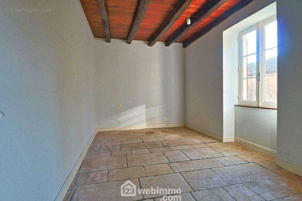 D'un côté, 2 pièces pouvant être réunies, - Maison à CEAUX-EN-COUHE