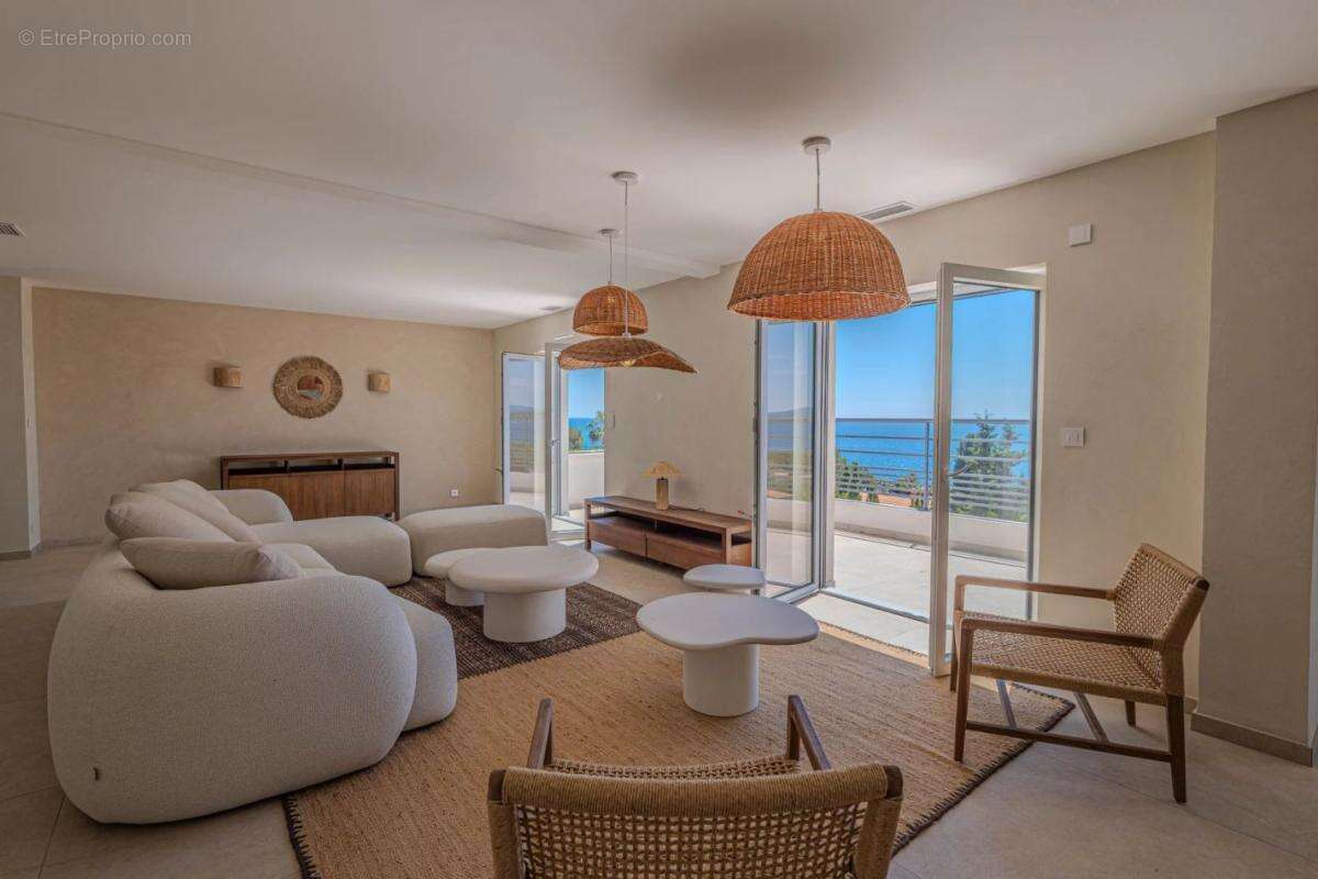 Maison à ROQUEBRUNE-SUR-ARGENS