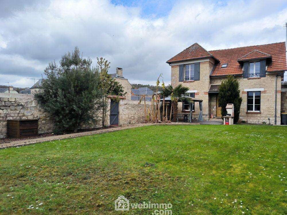 Jolie maison en pierre d'une surface habitable de 116 m² - Maison à VAILLY-SUR-AISNE