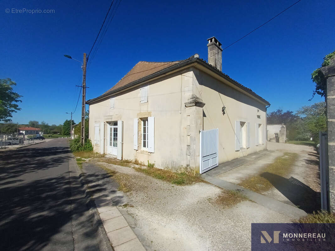 Maison à BAIGNES-SAINTE-RADEGONDE
