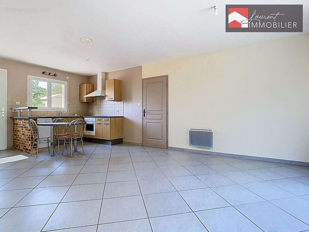À VENDRE  Jolie villa de plain-pied dans un environnement paisible à Simandre - 190 000 - photo 9