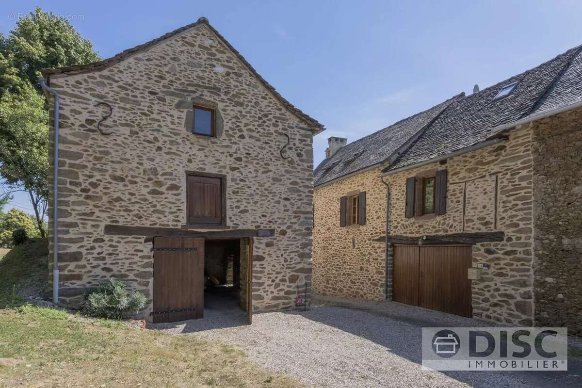 Corps de ferme rénovée avec spacieux gîte indépendant, dépendance, piscine et superbes vues. - photo 30