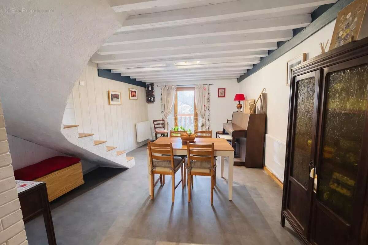 Appartement à NANCY-SUR-CLUSES