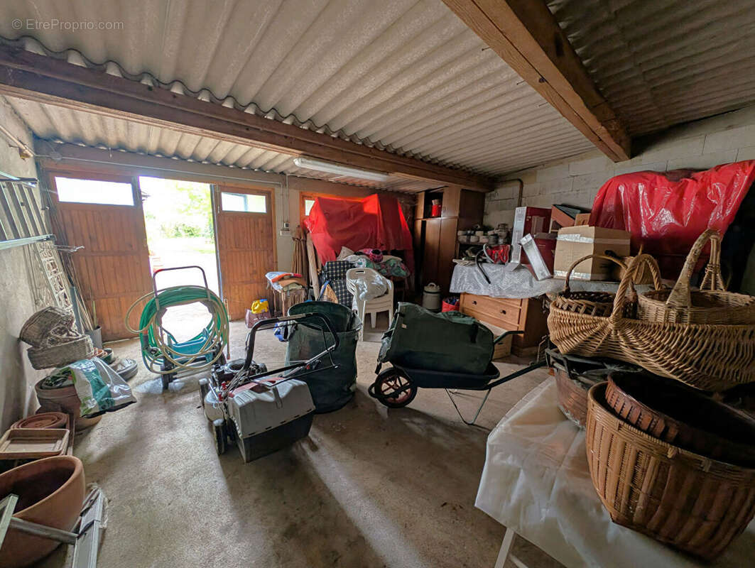 Maison à AILLANT-SUR-THOLON