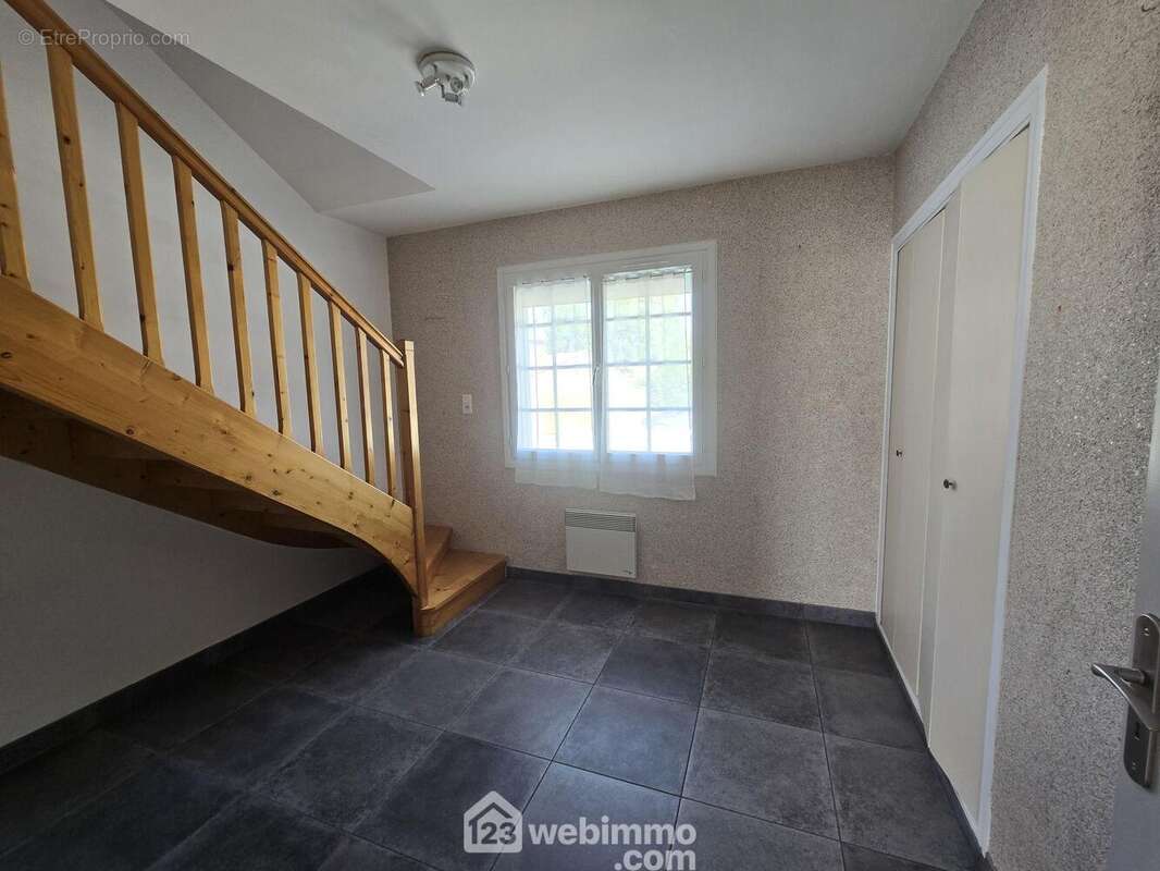 Un bureau avec placard donne accès à l'escalier pour les deux chambres de l'étage. - Maison à TALMONT-SAINT-HILAIRE