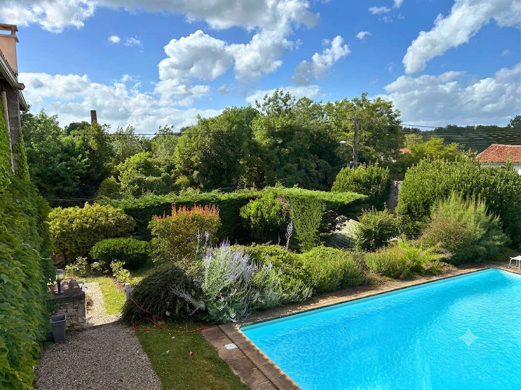 MAISON DE CARACTÈRE en pierre avec 5 chambres, garage et piscine à COGNAC - photo 2