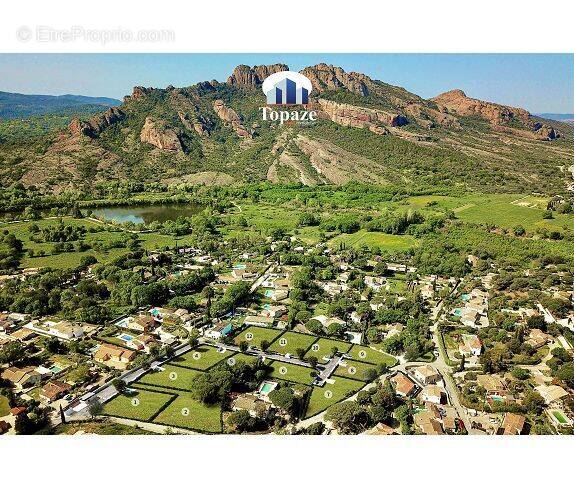 Terrain à ROQUEBRUNE-SUR-ARGENS