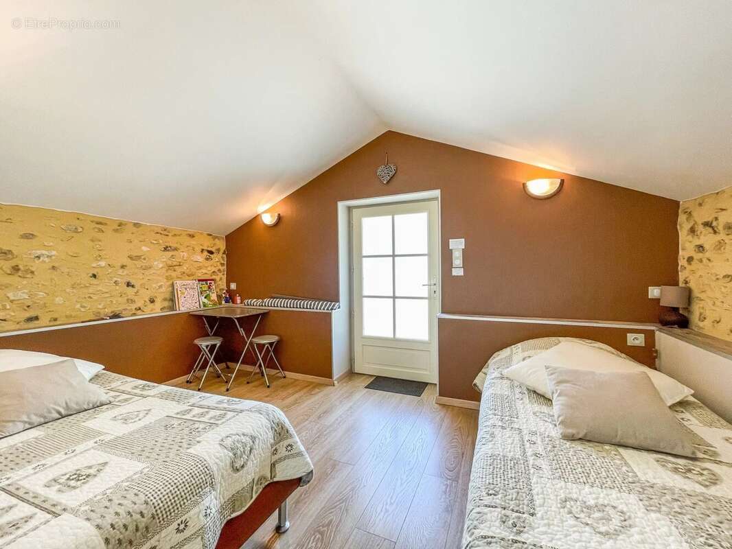 Propriété en pierre de cinq chambres avec piscine d'eau salée et oasis naturelle à Plazac. - photo 8