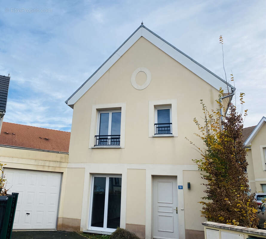 Maison à LA QUEUE-LES-YVELINES
