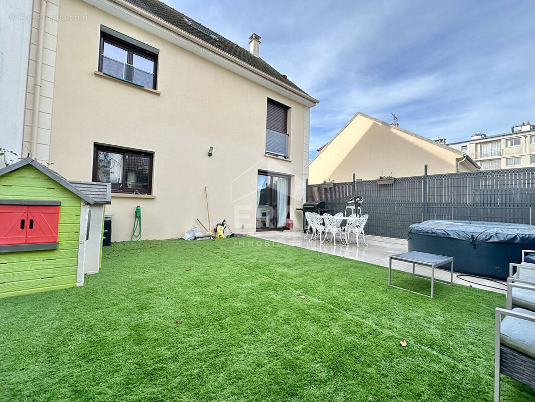 Maison à SARTROUVILLE