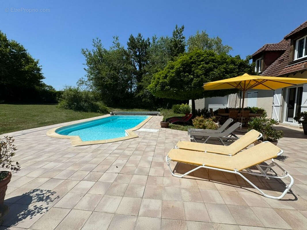 * EXCLUSIVITE * Maison d'exception à vendre de 184 m² avec piscine - photo 9