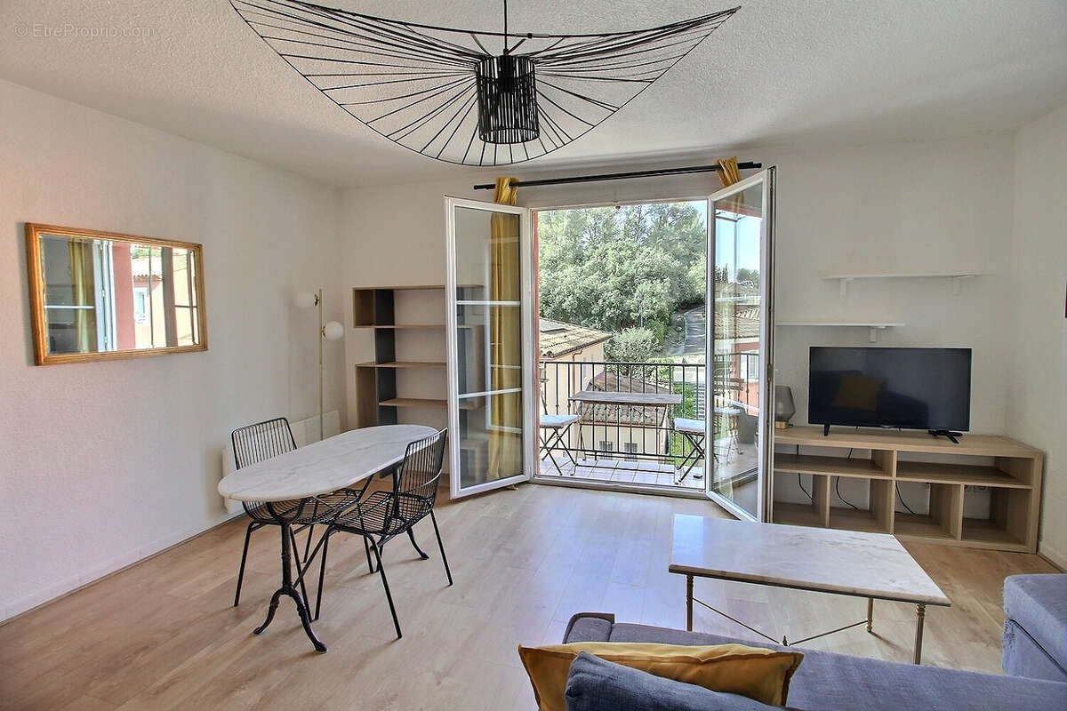 Appartement à SAINT-CLEMENT-DE-RIVIERE