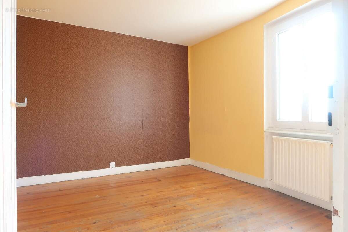 Maison à SAINT-ROMAIN-LACHALM