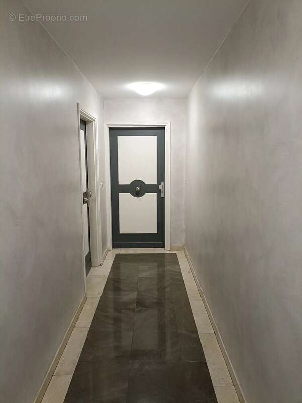 Appartement à SAINT-LAURENT-DU-VAR