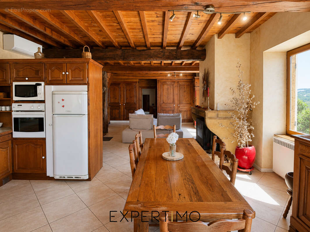 Authentique bâtisse en pierre dorée de 1845   193 m2 habitables   Dépendances   Terrain de 1 312 m2 - photo 7
