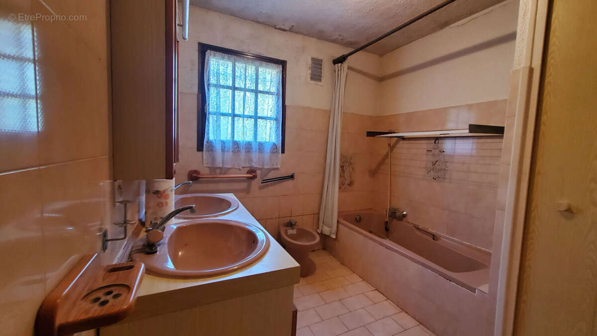 A VENDRE La Seyne Sur Mer Fabregas, VILLA  4 pièce(s) 111.5m2 de plain pied  AVEC GARAGE ET JARDIN - photo 11