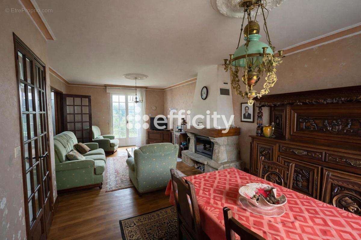 Maison à SAINT-HERNIN